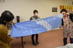 仕上がったものを広げて「綺麗ねぇ」と感嘆の声を上げる