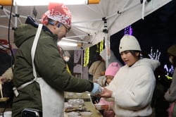 きのこスープを受け取る来場者