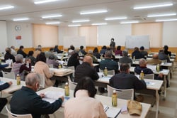 講師の話に耳を傾ける受講者