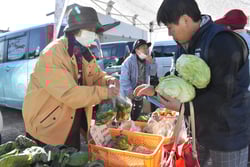 朝市で買い物を楽しむ来場客
