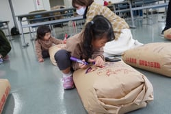 米袋にメッセージを書き込む参加者たち