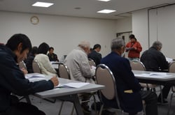 事業報告を確認する生産者