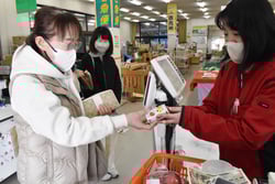 感謝を込めてジュースを手渡すスタッフ