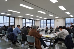 反省会に臨む出席者ら
