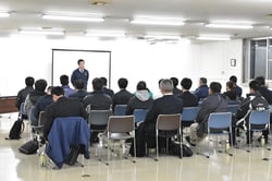講師の話を聞く営農指導員ら