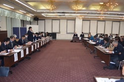 今年度の販売について説明する市場担当者