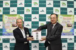抽選を行う小沢常務（右）と原部長