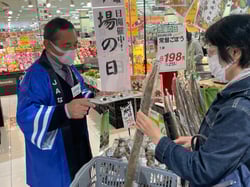 名古屋市内のスーパーで伝統野菜をPRする会員ら