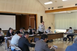 あいさつする山田課長
