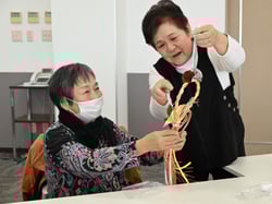 加藤講師指導のもと、正月飾りを作り上げる塾生