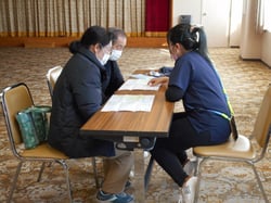 保健師から説明を受ける参加者たち