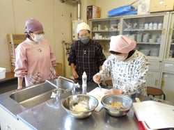 鯉を似ている間に副菜を作る参加者たち