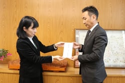 義援金を手渡す本山部長（右）