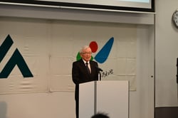 あいさつをする原田会長