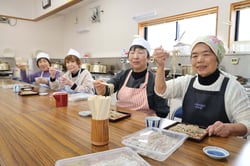打ちたてのそばを試食する大学生