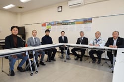 初めて面会した「信州ちの就農LABO」のメンバー（左から3人）とJA役職員