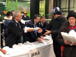 試供品を配布する眞島組合長