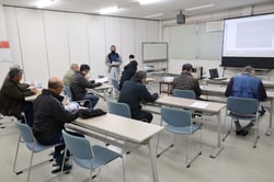全体集会の河口支部長のあいさつに耳を傾ける支部員
