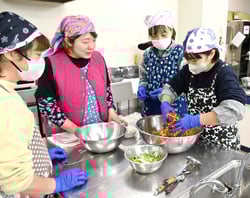 ヤムニョム作りに挑戦する参加者