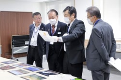 作品を審査する髙栁組合長ら