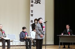 あいさつする常田さん