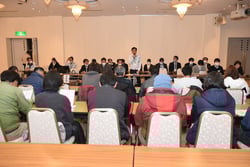 あいさつする小林事業部長