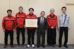 寺沢組合長（右から3人目）と経済部燃料課職員ら