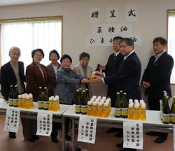 同法人で開いた食用油の寄贈式