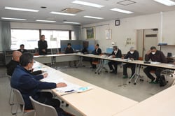 生産者に対し栗林組合長が理解を要請