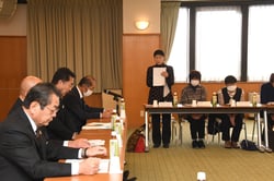 積極的に発言する女性部員