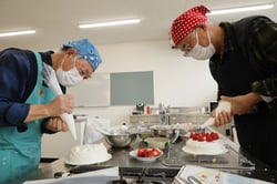 クリスマスケーキをつくる受講生
