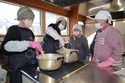 こんにゃくを練る部員