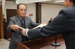 長野県知事賞を受賞し、表彰状を受け取る小池直志さん