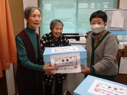 タオルを贈呈する柴田支部長（右）