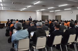 積極的な意見を呼びかける西村組合長