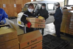 市田柿の受け入れ作業をする職員