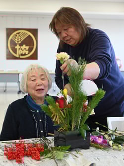 アレンジメント作品を作る参加者