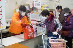 福袋を受け取る来場者