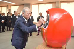だるまに目を入れる宮澤組合長