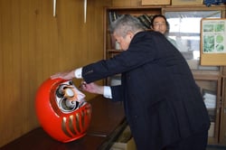 だるまの目入れをする西村組合長