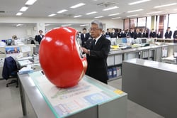 だるまに目を入れる小平組合長（長野県諏訪市で）