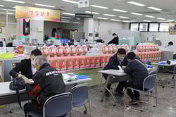 だるま定期貯金に訪れた来店者