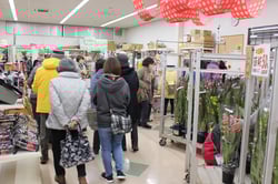 初売りでにぎわう店内
