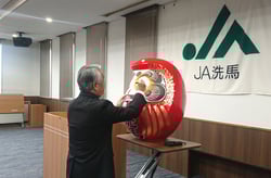 だるまに目を入れる北沢組合長（長野県塩尻市で）