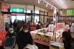 目当ての福箱を求め続々と入店する買い物客