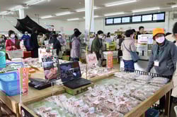 初売りにぎわった売り場