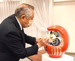 だるまに目を入れる武井組合長
