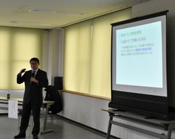 夏秋いちごの害虫を解説する糸山享教授