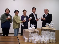 矢島教育長（右）に廃油石けんを寄贈