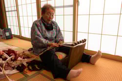 1つ1つ丁寧に布ぞうりを作る牛尼さん